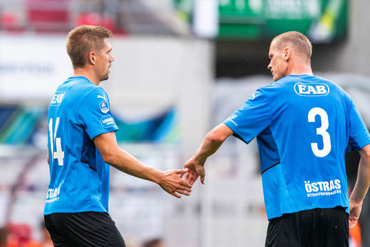 Halmstads Mikael Boman jublar med Alexander Berntsson efter att han gjort 1-1