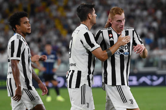 Juventus Alvaro Morata jublar efter efter sitt 3-1 mål med Dejan Kulusevski