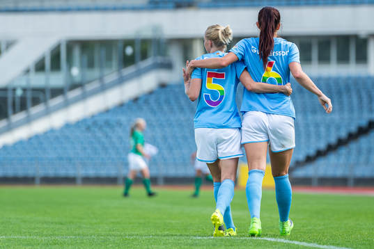 Malmö FFs Stina Stadig och Malin Gunnarsson jublar