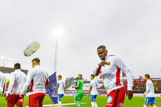 Östersunds Isak Ssewankambo kastar en vattenflaska