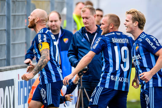 Djurgårdens Nicklas Bärkroth jublar efter 0-1
