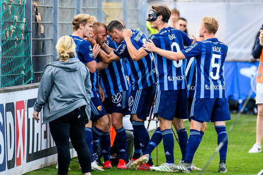 Djurgårdens Nicklas Bärkroth jublar efter 0-1
