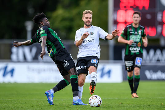 Varbergs Gideon Mensah och Örebros Johan Mårtensson