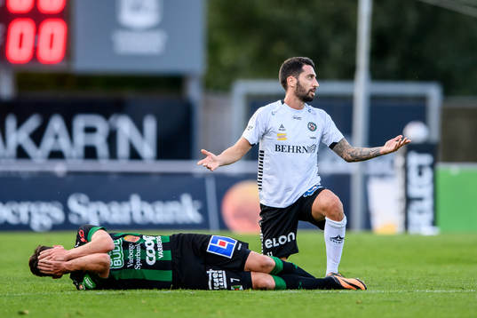 Varbergs Robin Tranberg har ont efter en duell med Örebros Nahir Besara