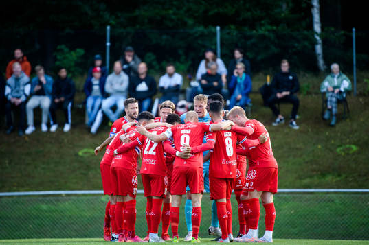 IFK Göteborgs spelare samlas i en ring