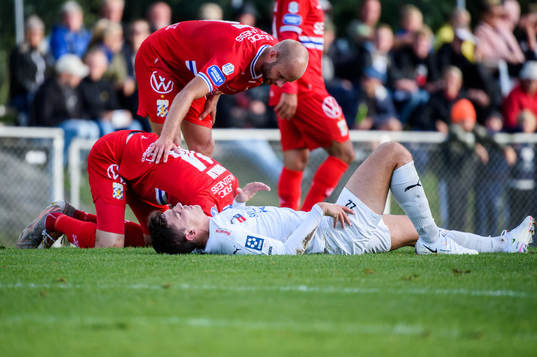 Österlens Hugo Hellichius och IFK Göteborgs Gustaf Norlin har ont