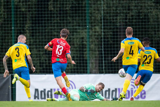 Eskilsminnes Målvakt Pontus Löfvenmark gör en räddning