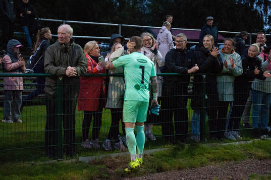 Eskilsminnes målvakt Pontus Löfvenmark jublar