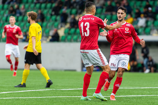 Kalmars Emin Nouri jublar med målskytten till 0-1 Noah Shamoun