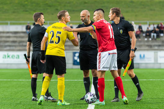 Lunds Stefan Arnshed och Kalmars Emin Nouri med domare Robert Daradic