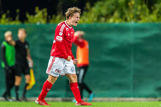 Kalmars Victor Backman jublar efter att han gjort 1-3