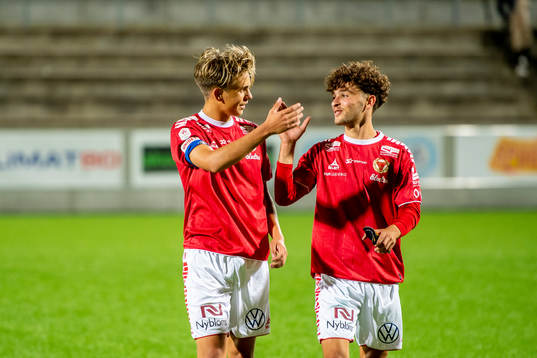 Kalmars Isak Vijdeskog och Moustafa Benshi jublar