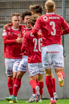 Kalmars Moustafa Benshi  jublar tillsammans med lagkamrater