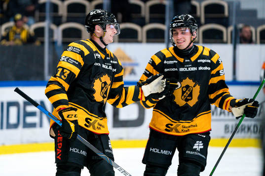 Skellefteås Stefan Loibl och Adam Wilsby jublar