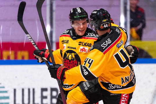 Luleås Joonas Rask och Jonathan Andersson jublar