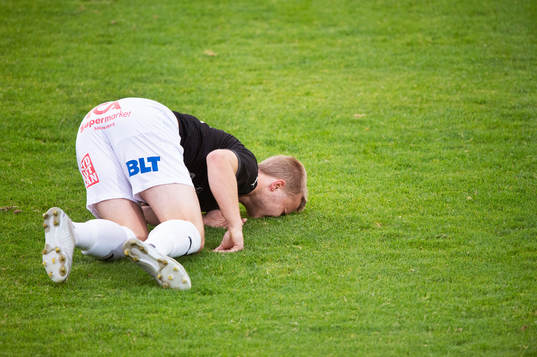 IFK Hässleholms gjorde 6-0 och Sölvesborgs Gustaf Lindroth biter i gräset i matchen i div. 2 Södra Götaland mellan iFK Hässleholm och Sölvesborg i Hässleholm 20 augusti 2021.