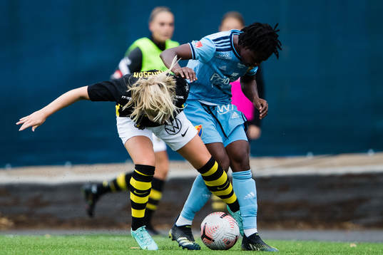 s Emelie Jansson och Djurgårdens Portia Boakye under fotbollsmatchen i Damallsvenskan mellan AIK och Djurgården den 21 augusti 2021 i Stockholm. 