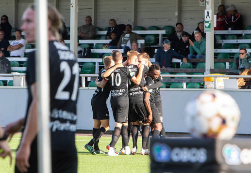 Västerås Dusan Jajic jublar med lagkamrater efter att han gjort 1-1
