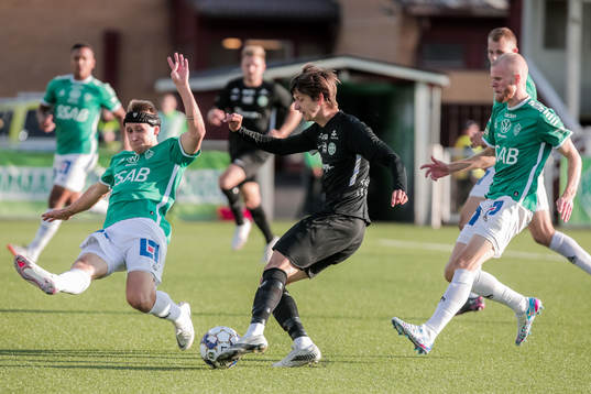 Brages Bjarni Mark Antonsson och Lukas Hiltunen i kamp med Västerås Olle Edlund