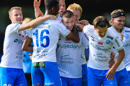 Värnamos Freddy Winsth, Isse Ismail, Oscar Johansson och Edvin Becirovic jublar efter mål 2-0