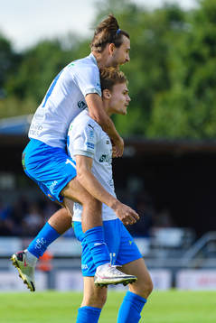 Värnamos Edvin Becirovic och Oscar Uddenäs  jublar efter mål 1-0
