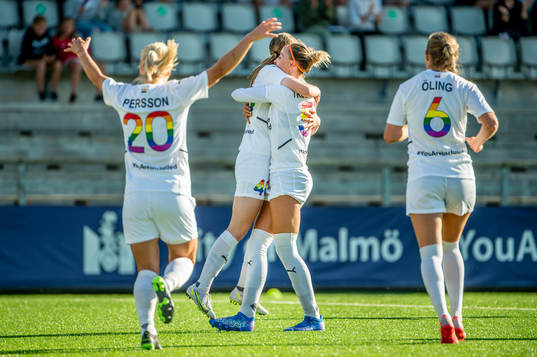 Rosengårds Bea Sprung jublar efter 6-0 tillsammans med Sanne Troelsgaard, Mia Persson och Ria Noora Minerva Öling