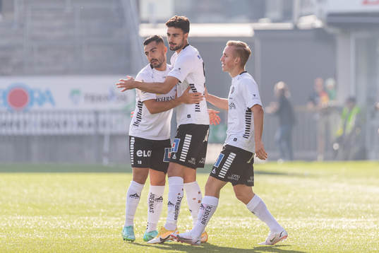 Örebros Deniz Hümmet jublar med Jiloan Hamad