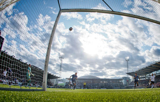 Örebros Deniz Hümmet lobbar in 1-0 bollen på Sirius
