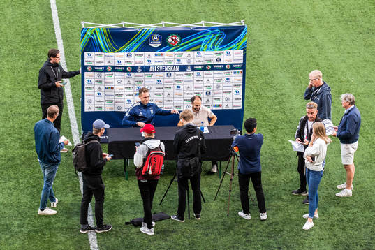 Sirius tränare Daniel Bäckström och Örebros tränare Vitor Gazimba på presskonferensen