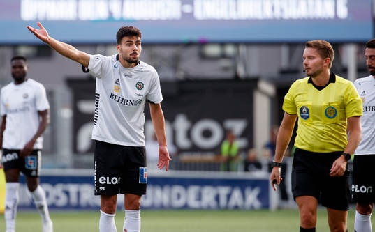 Örebros Deniz Hümmet reagerar på Domaren Joakim Östling