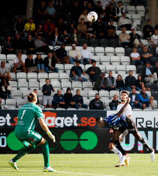Örebros Deniz Hümmet gör 1-0 på Sirius målvakt David