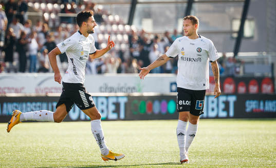 Örebros Deniz Hümmet gör 1-0 och jublar med Andreas Skovgaard