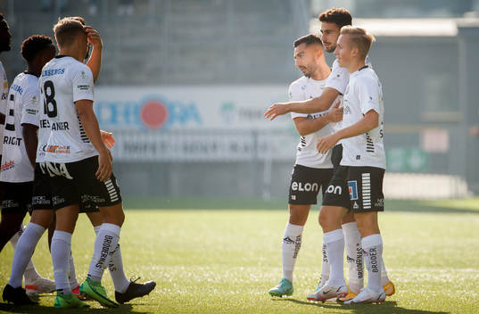 Örebros Deniz Hümmet gör 1-0 och jublar med Jiloan Hamad och Dennis Collander