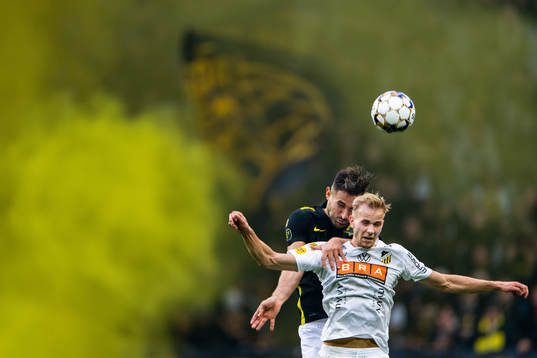 s Sotirios Papagiannopoulos och Häckens Jasse Tuominen under fotbollsmatchen i Allsvenskan mellan AIK och Häcken den 22 augusti 2021 i Stockholm. 