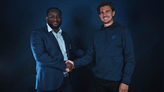 På denna handout-bild från Djurgården ses sportchef Jean