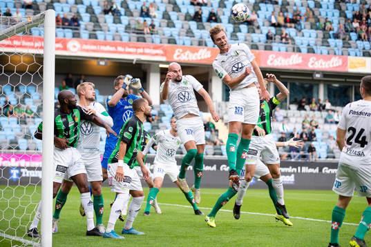 Jönköpings Marcus Degerlund nickar undan en hörna