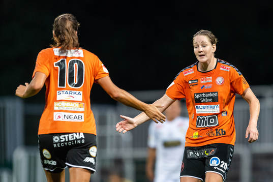 Kristianstads Anna Welin och Mia Carlsson jublar efter 1-3