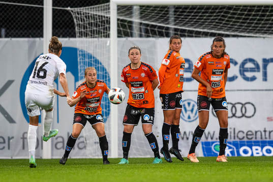 Häckens Filippa Angeldahl med en frispark