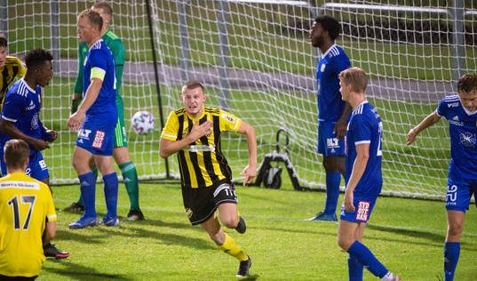 IFK Hässleholms Ivan Danielsson Andanovski har gjort segermålet på övertid och skriker ut sin glädje omgiven