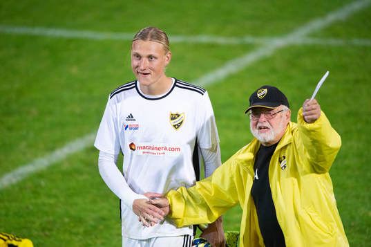 IFK Hässleholms målvakt Carl Lundahl Persson får pris