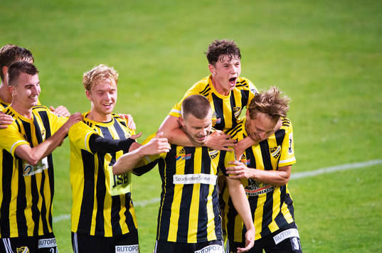 IFK Hässleholms Ivan Danielsson Andanovski har gjort segermålet på övertid och grattas