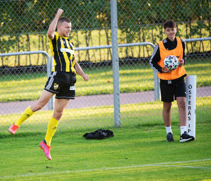 IFK Hässleholms Ivan Danielsson Andanovski jublar ikapp med bollkallen i matchen i div. 2 Södra Götaland mellan iFK Hässleholm och Asarum i Hässleholm 25 augusti 2021.