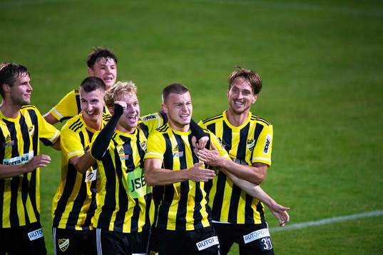 IFK Hässleholms Ivan Danielsson Andanovski  jublar över