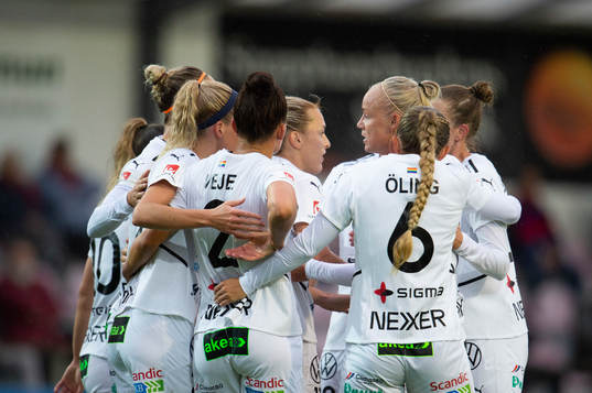 Rosengårds spelare jublar efter 0-2 målet av Sanne Troelsgaard