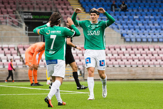 Brages Robbin Sellin jublar tillsammans med Brages Douglas Karlberg efter att ha kvitterat till 1-1