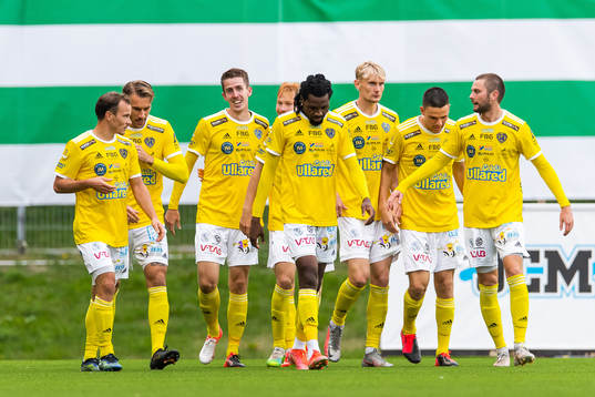 Falkenbergs Adam Eriksson jublar med lagkamrater efter att han gjort 0-2