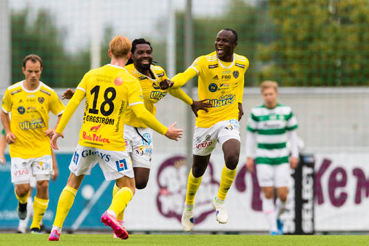 Falkenbergs Kwame Kizito gör 0-1 och jublar med Linus Borgström (v) och Nsima Peter