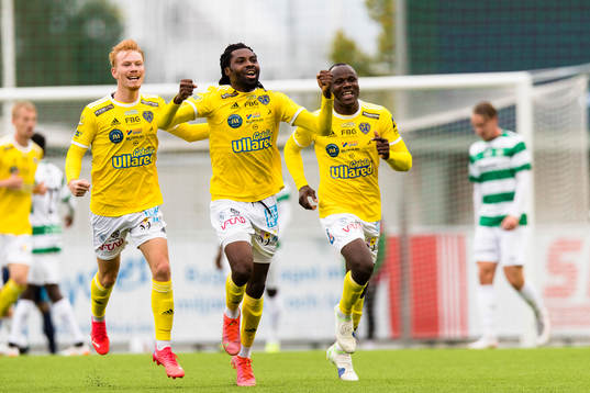 Falkenbergs Kwame Kizito gör 0-1 och jublar med Linus Borgström (v) och Nsima Peter