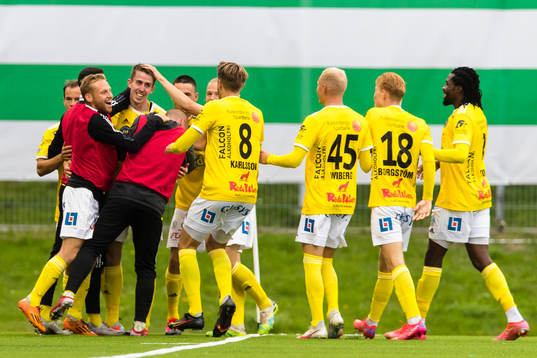 Falkenbergs Adam Eriksson gör 0-2 och jublar med lagkamrater