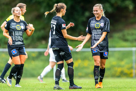 Uppsalas Ellen Toivio jublar tillsammans med lagkamrater efter 0-4